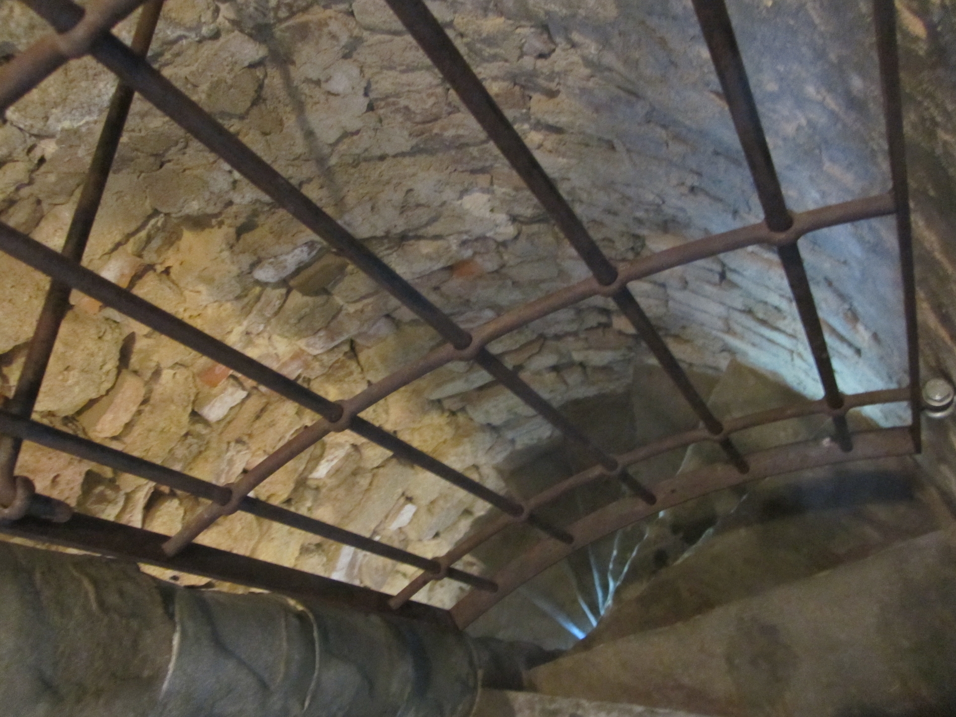 Scala a chiocciola verso le celle