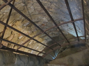 Scala a chiocciola verso le celle